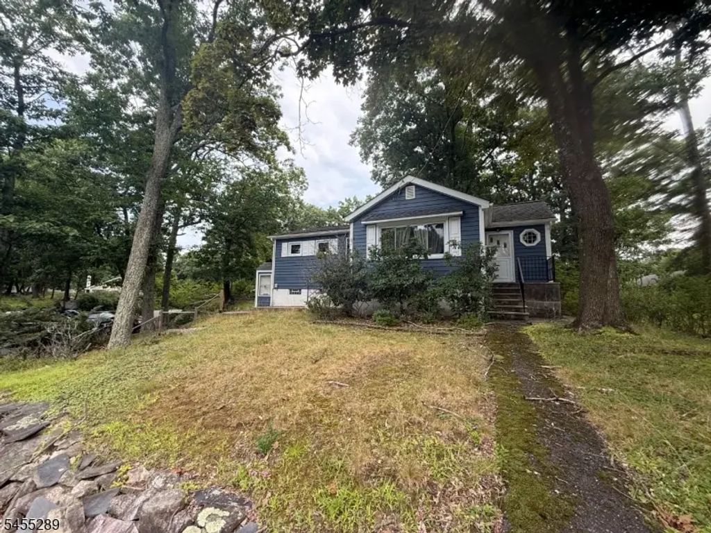 3 Illinois Trl, Hopatcong Boro