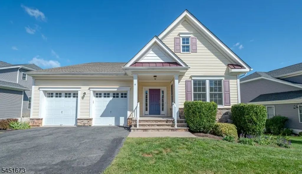 9 Comstock Ln, Montgomery Twp.