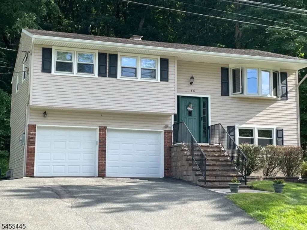 46 Deer Path Dr, Mount Olive Twp.