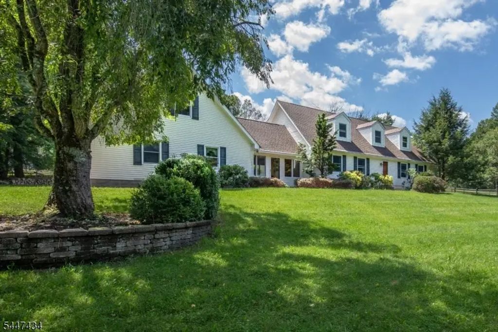 230 Shiloh Rd, Hope Twp.