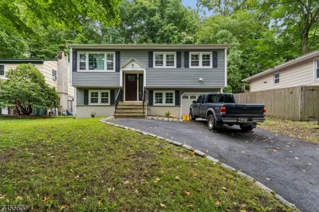 560 Dell Rd, Roxbury Twp.