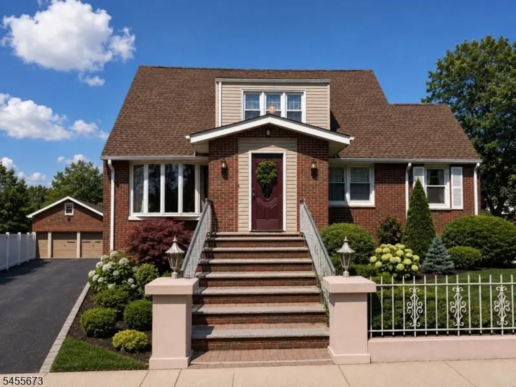 34 S Mountain Ave, Cedar Grove Twp.