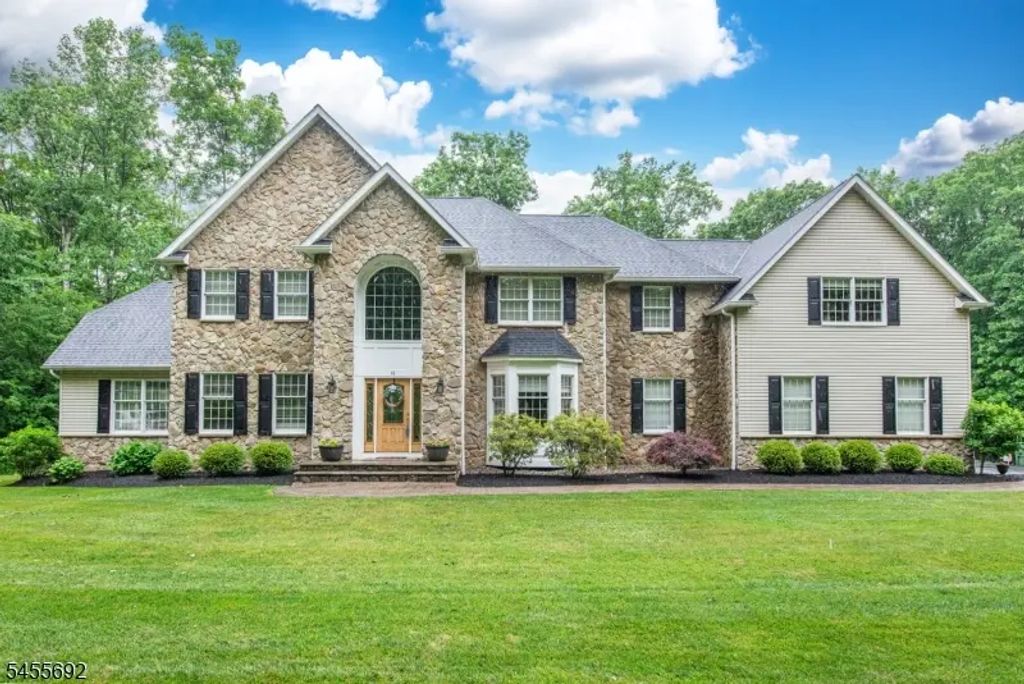 18 Stoneybrook Road, Washington Twp.