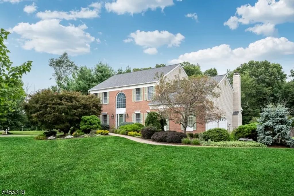 2 Fells Ln, Mount Olive Twp.