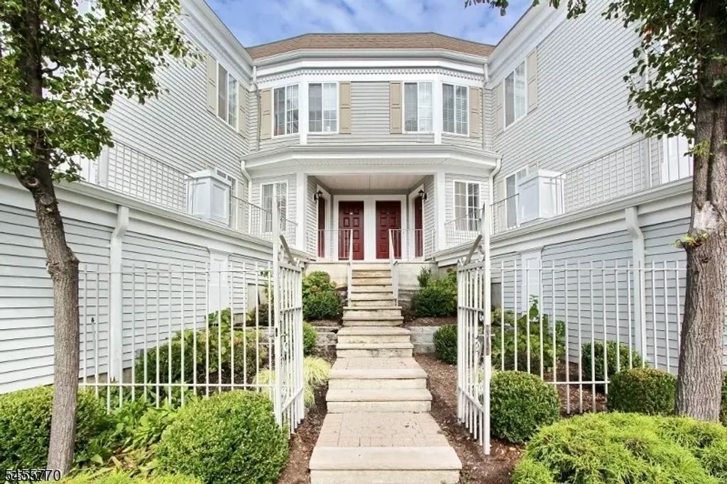 264 Riveredge Dr, Chatham Twp.
