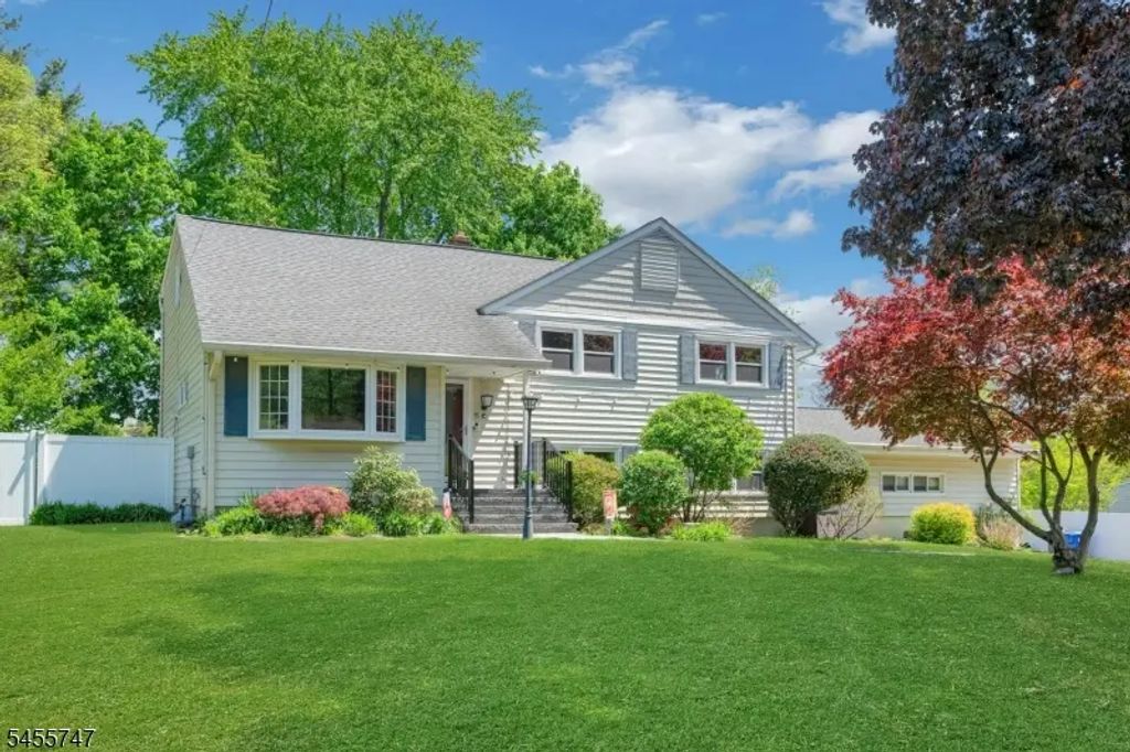 15 Maxine Dr, Morris Twp.