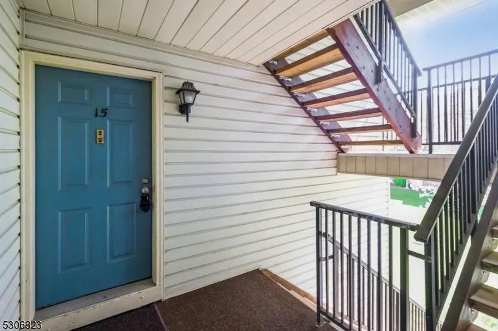15 Feiler Ct, Lawrence Twp.