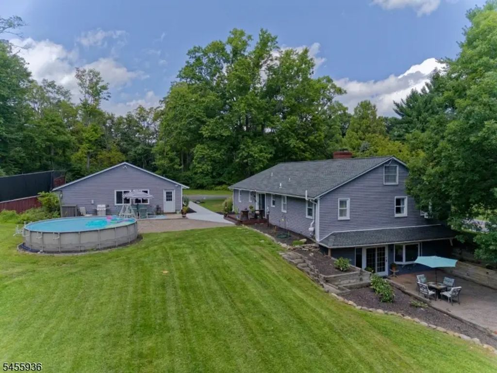 300 County Road 579, Alexandria Twp.