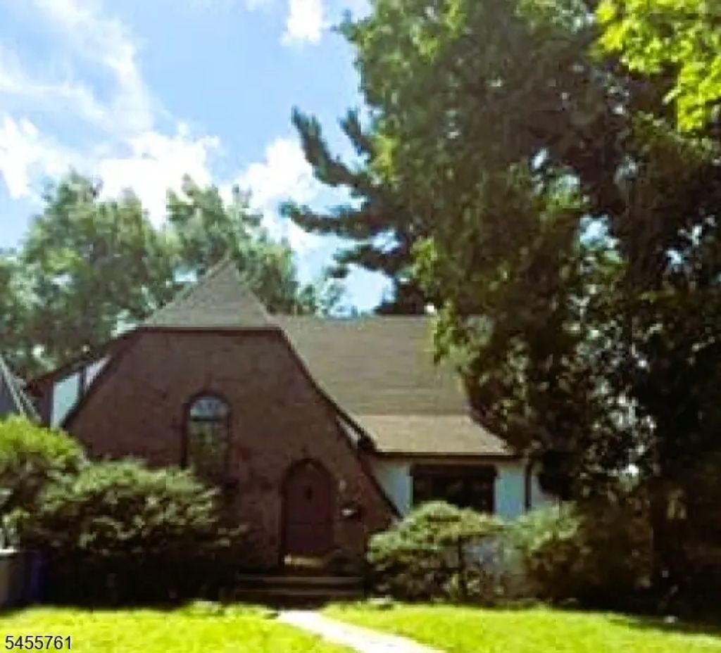 29 Glenwood Dr, Millburn Twp.