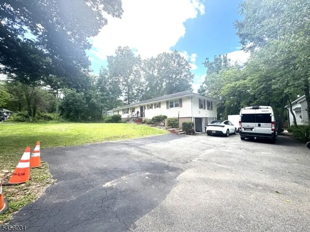 9 Carteret Rd, Livingston Twp.