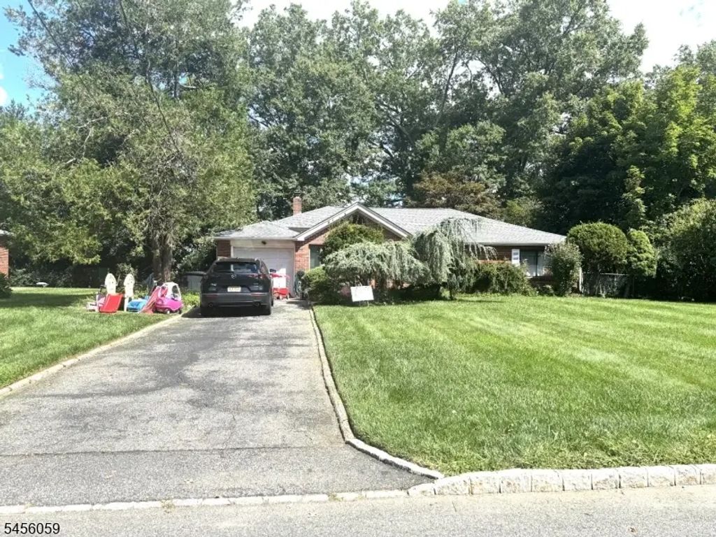 34 Tower Rd, Livingston Twp.