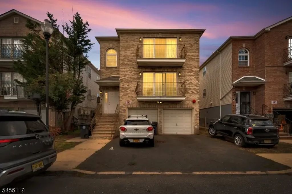 13 Lisa Ct, Newark City