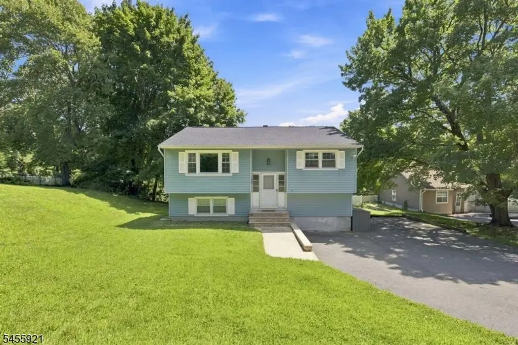 20 S Hillside Dr, Mount Olive Twp.