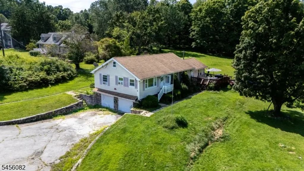 12 James Ter, Fredon Twp.