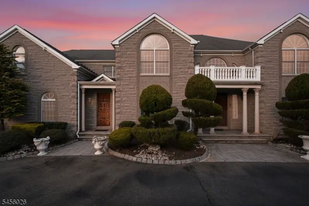 3 Topaz Ct, Marlboro Twp.