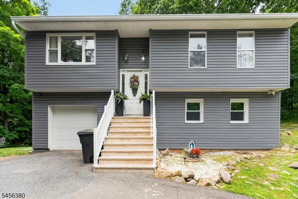 5 Lawrence Dr, Vernon Twp.