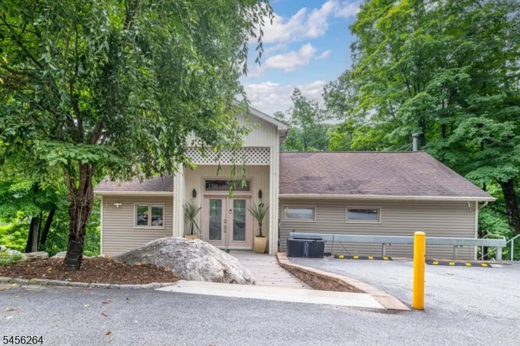 42 W Shore Dr, Vernon Twp.