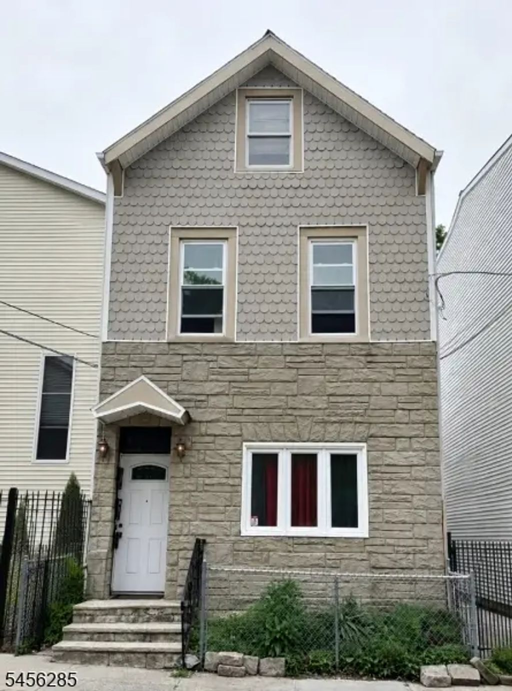284 Hunterdon St, Newark City