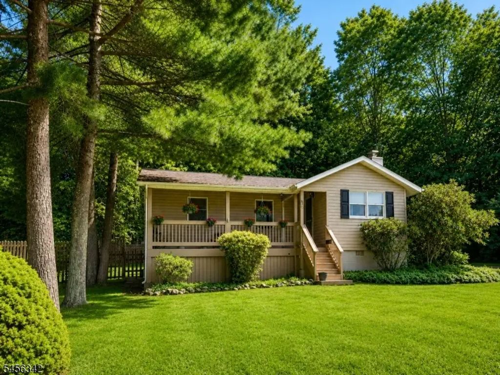 121 Summit Rd, Sparta Twp.