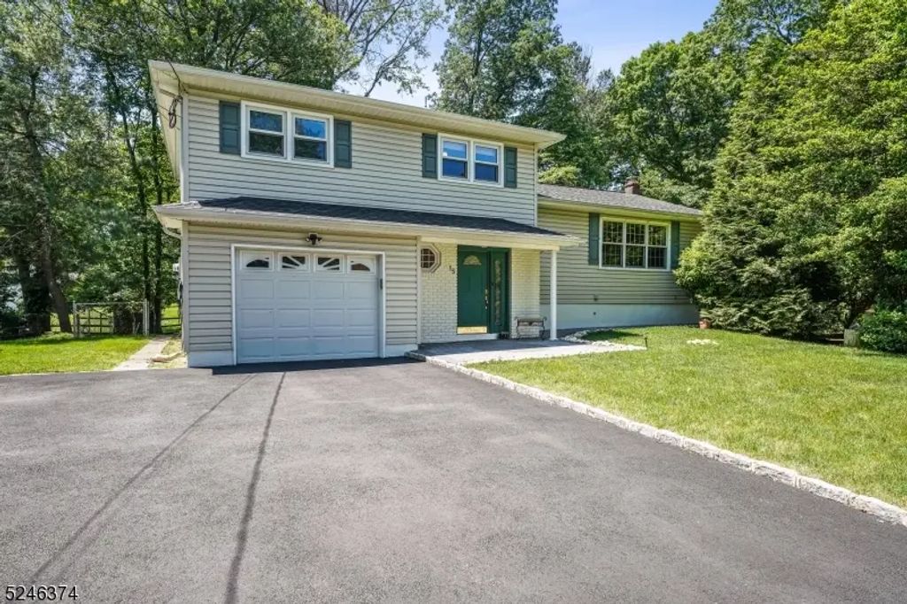 15 Mansfield Ct, Livingston Twp.