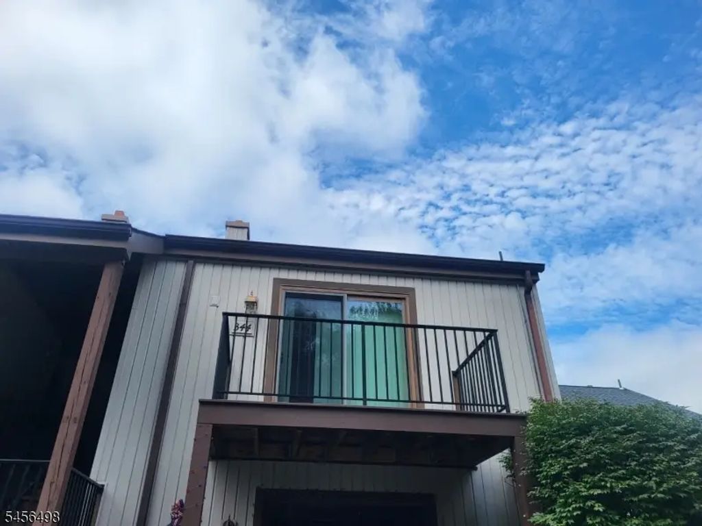 18344 Dell Pl, Stanhope Boro
