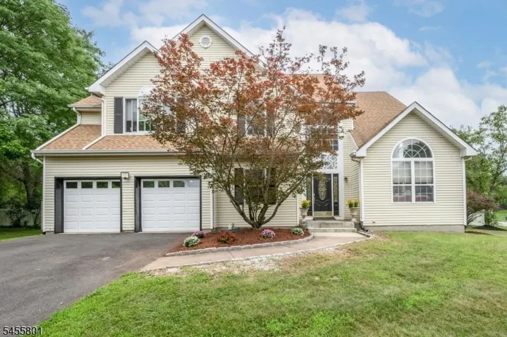 2 Garden Hills Dr, Franklin Twp.