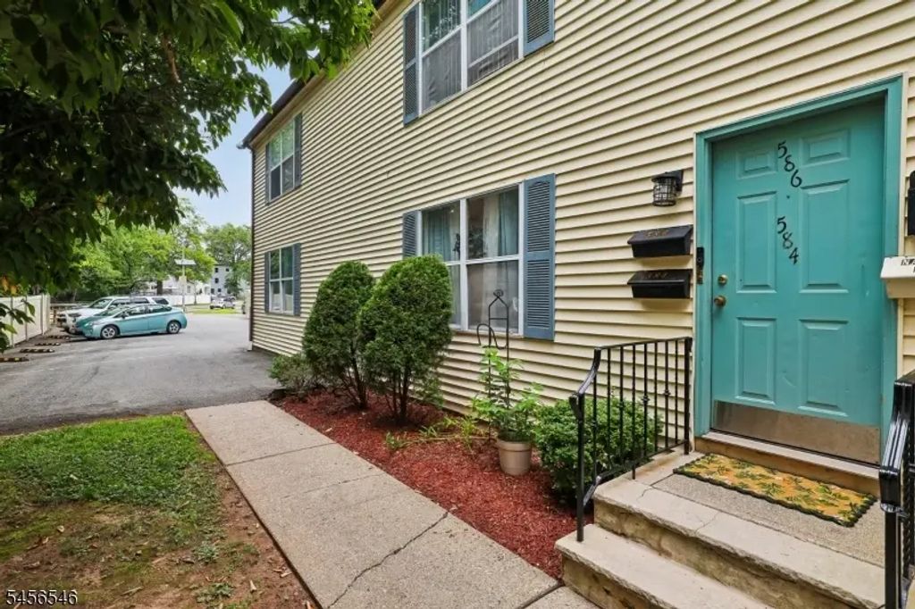 584 Thomas Blvd, East Orange City