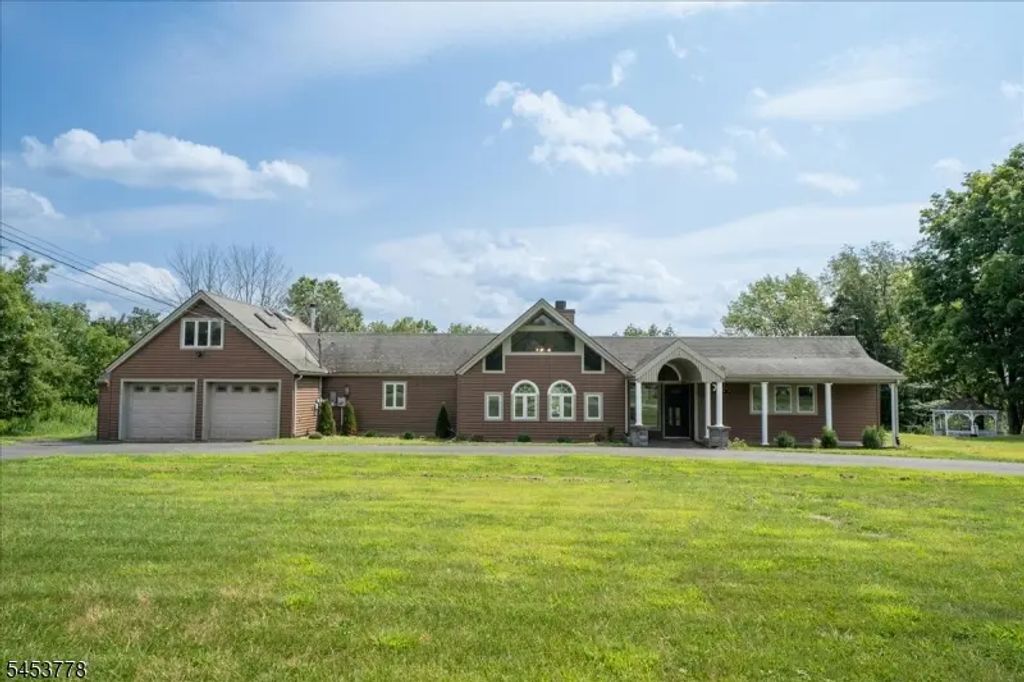 11 Summit Dr, Frankford Twp.