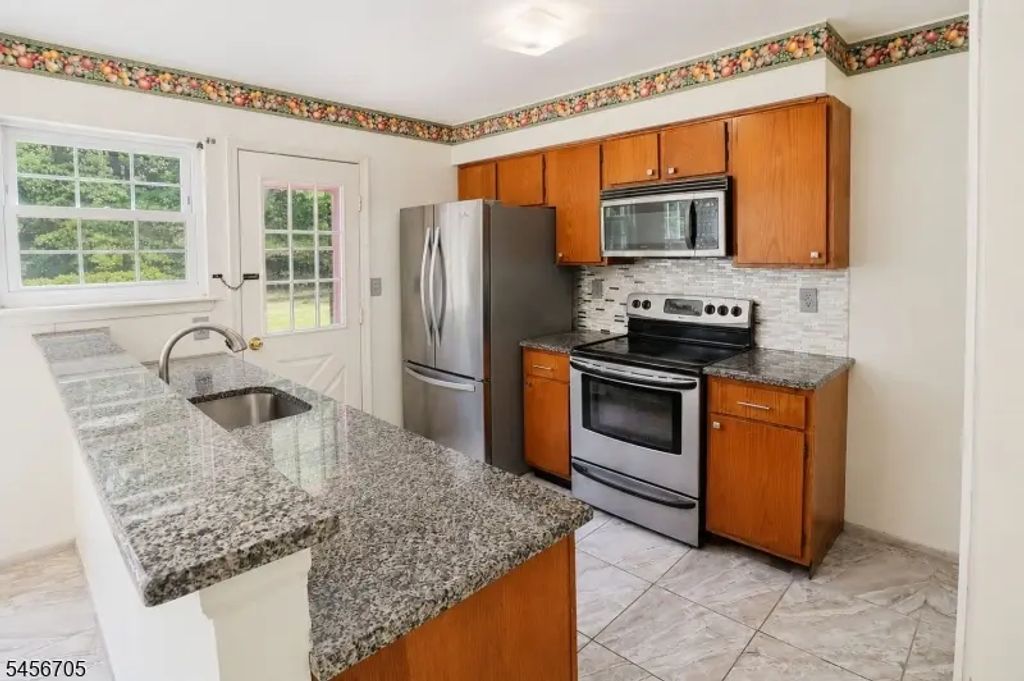 20 Delikat Lane, Sayreville Boro