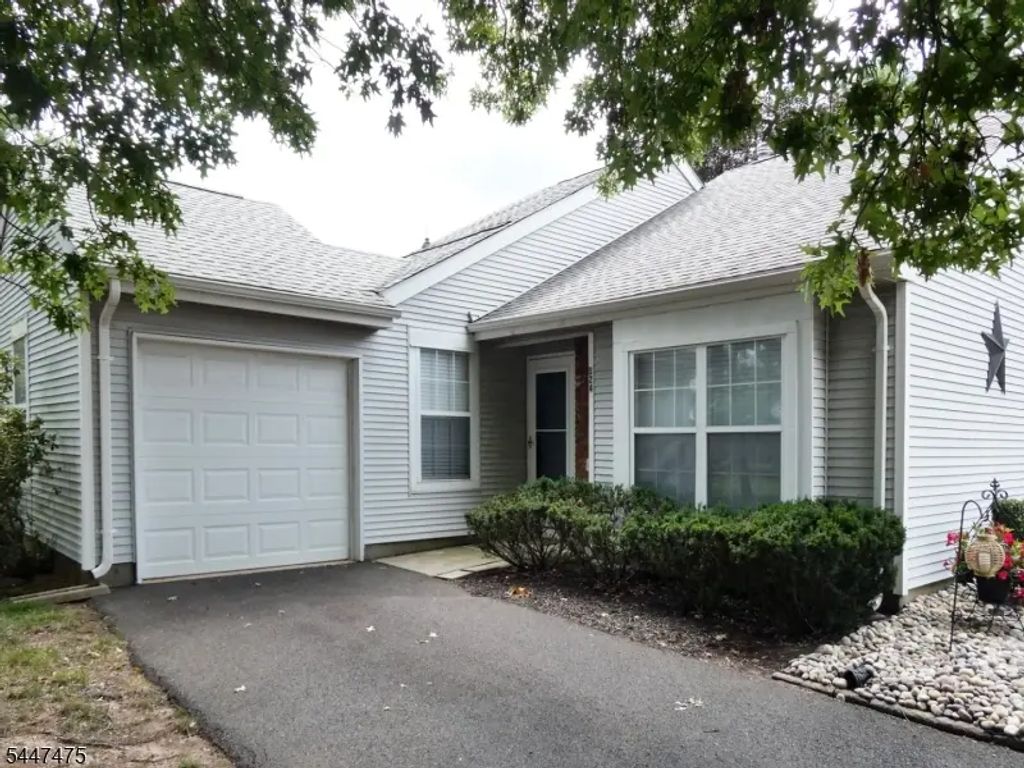 124 Winchester Way, Franklin Twp.