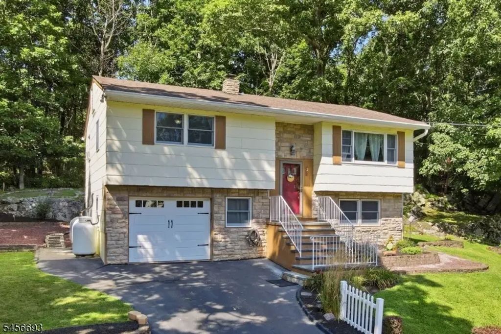 25 Elm Tree Rd, Vernon Twp.
