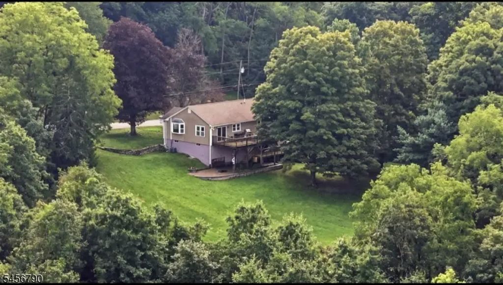 37 Central School Rd, Wantage Twp.