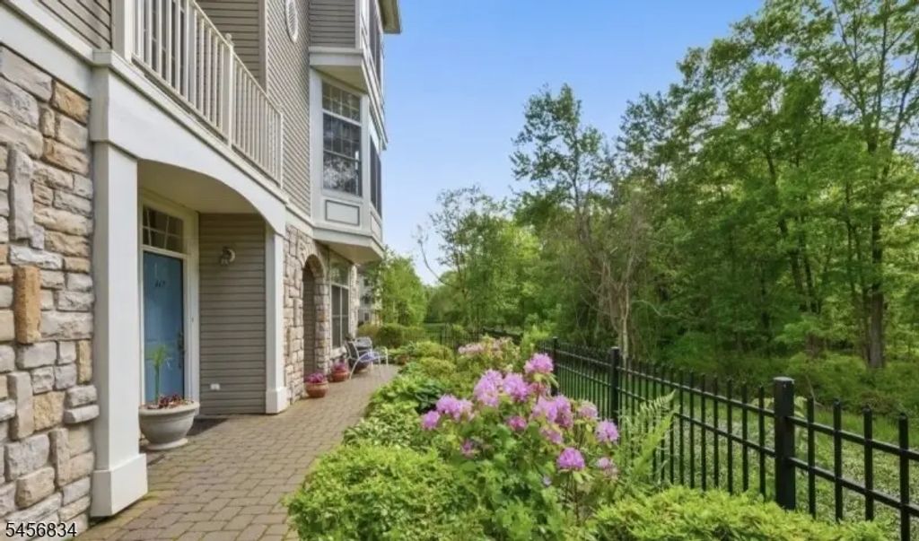 117 Crown Ct, Livingston Twp.