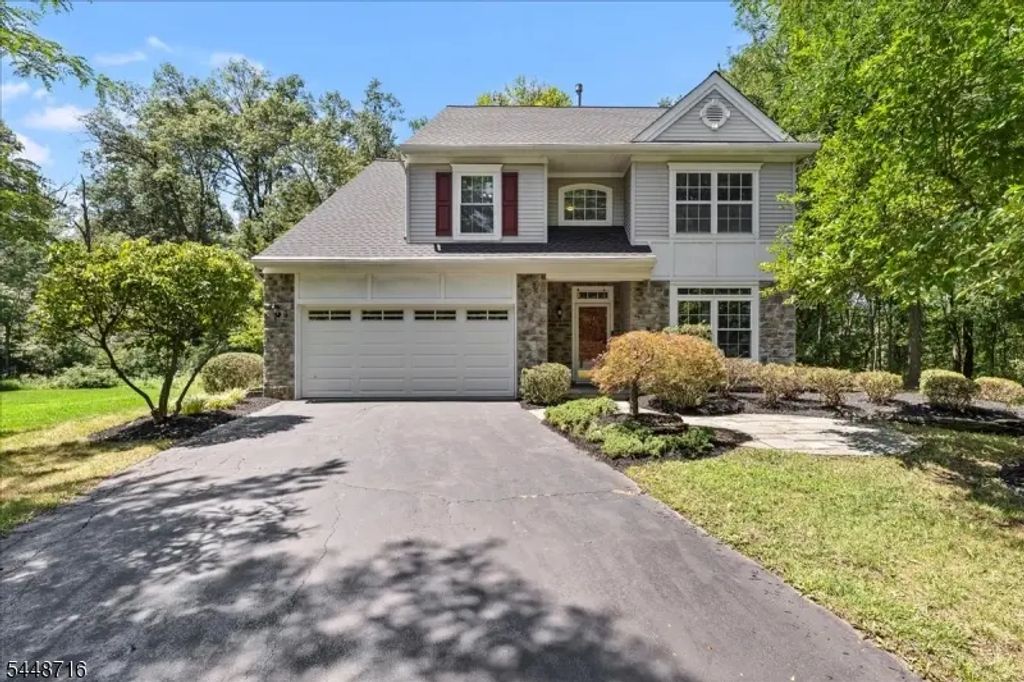 21 Cambridge Ct, Montgomery Twp.