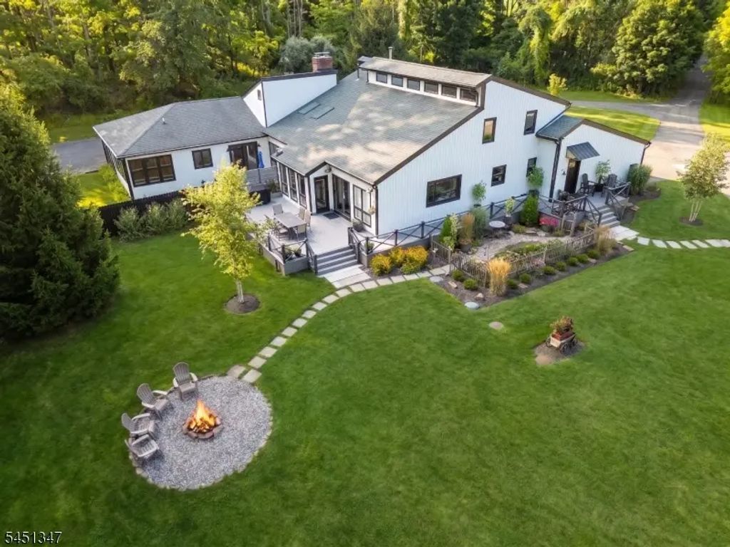 11 Tara Way, Franklin Twp.