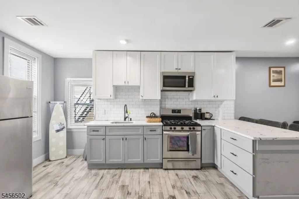 53 2nd Ave, Newark City