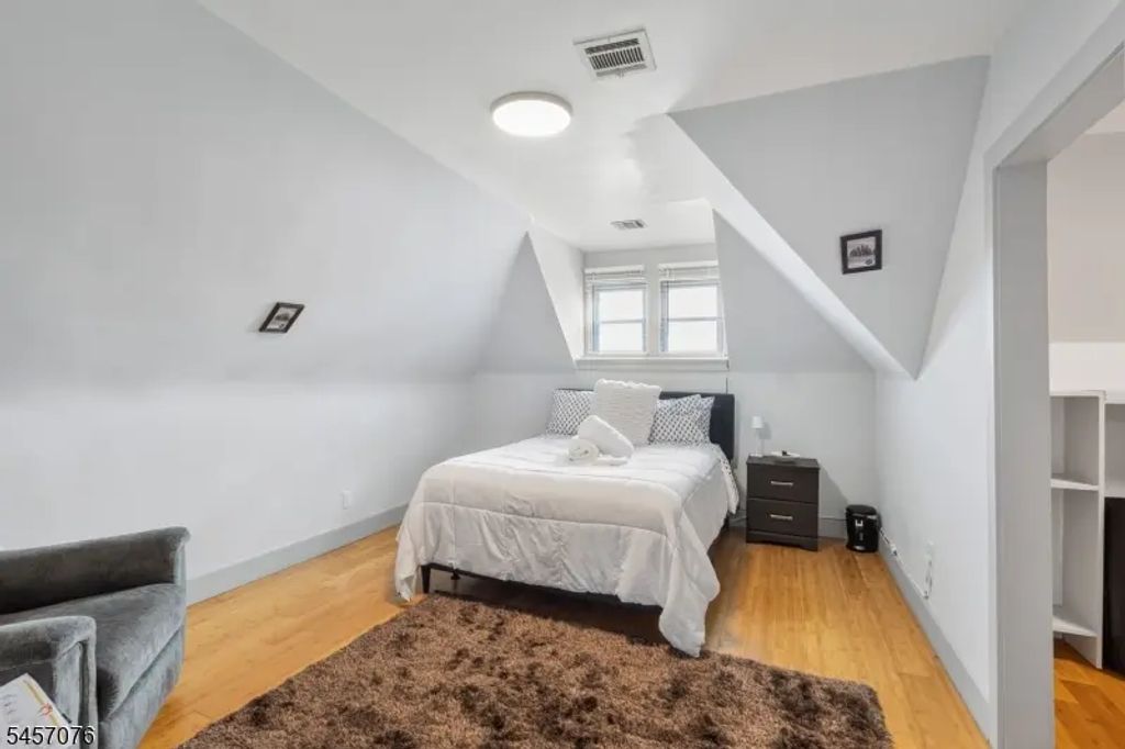 53 2nd Ave, Newark City