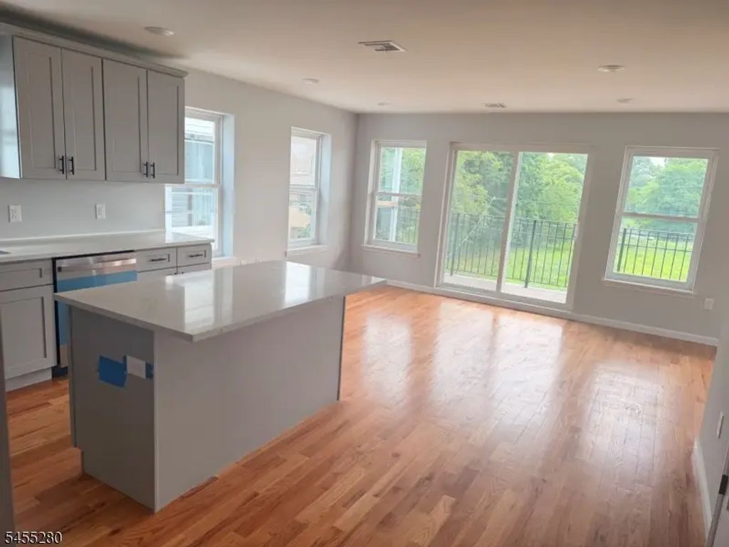 725 S 11th St, Newark City