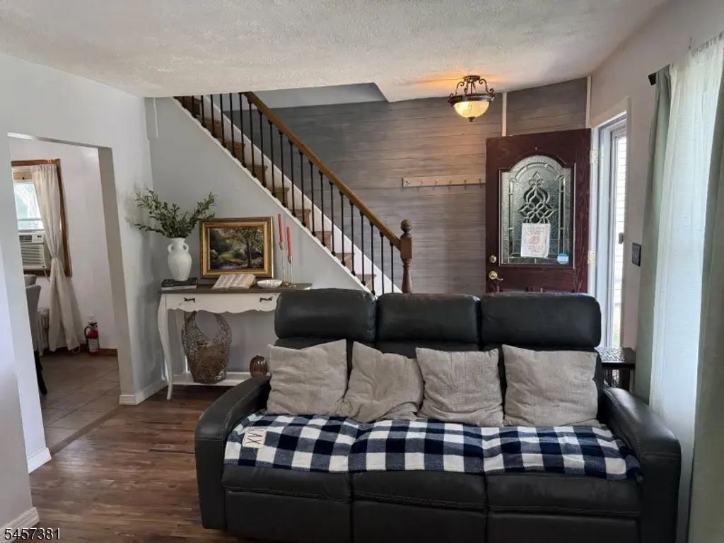 60 Willet St, Bloomfield Twp.