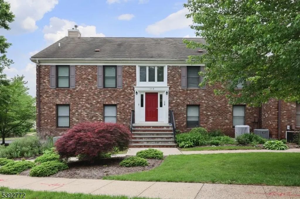 4 Sunrise Dr, Long Hill Twp.
