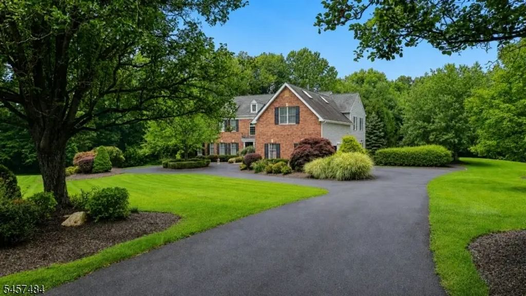 17 Spring Lake Dr, Chester Twp.