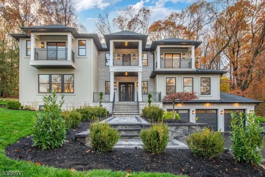 24 Cliffside Dr, Livingston Twp.