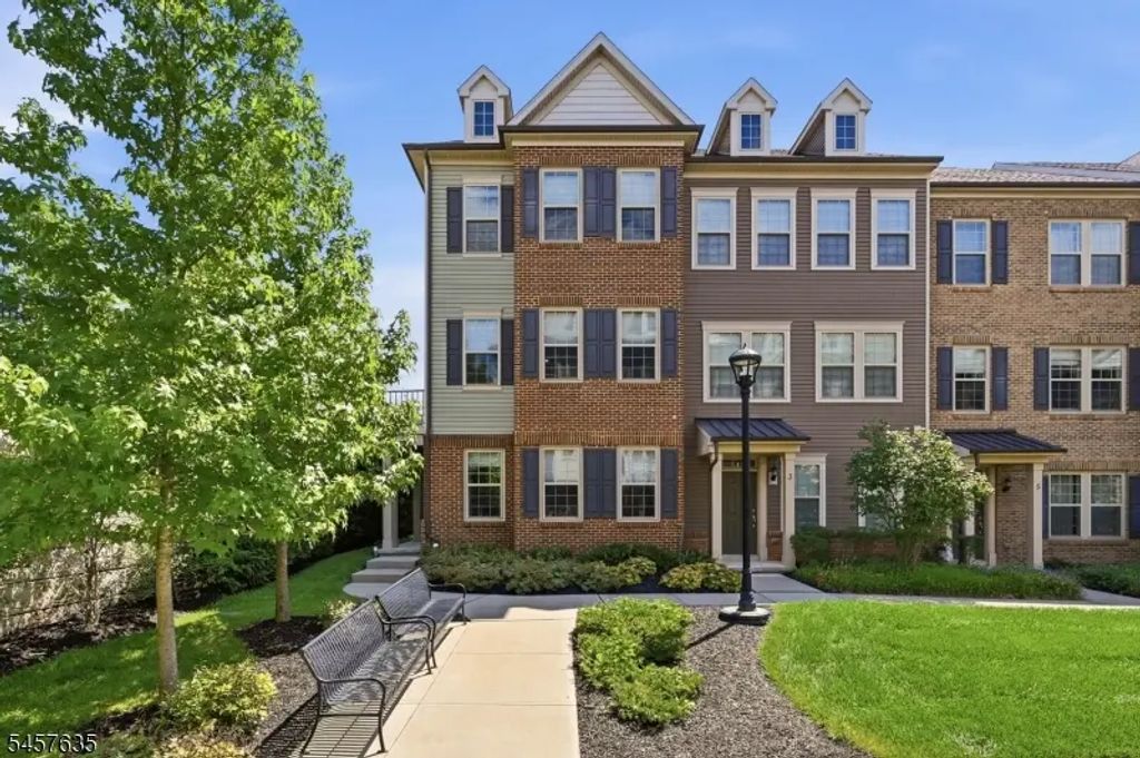 1 Braeburn Ct, Livingston Twp.