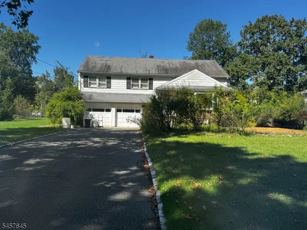 14 Blackstone Dr, Livingston Twp.