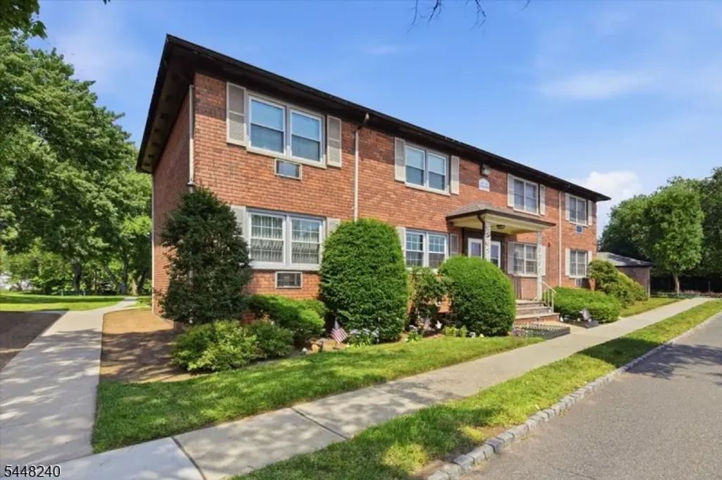 52 Lakeside Dr, Millburn Twp.