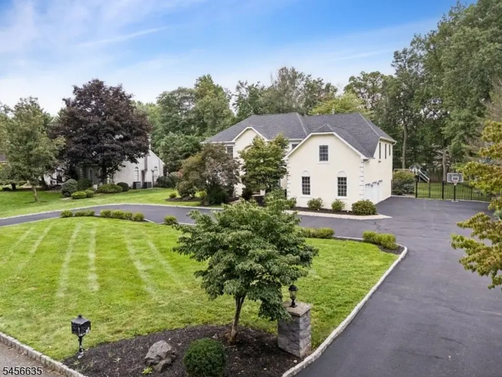 18 Downingtown Court, Warren Twp.