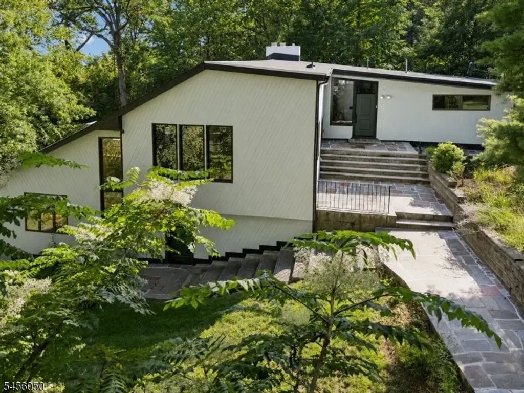 26 Skyline Drive, Watchung Boro
