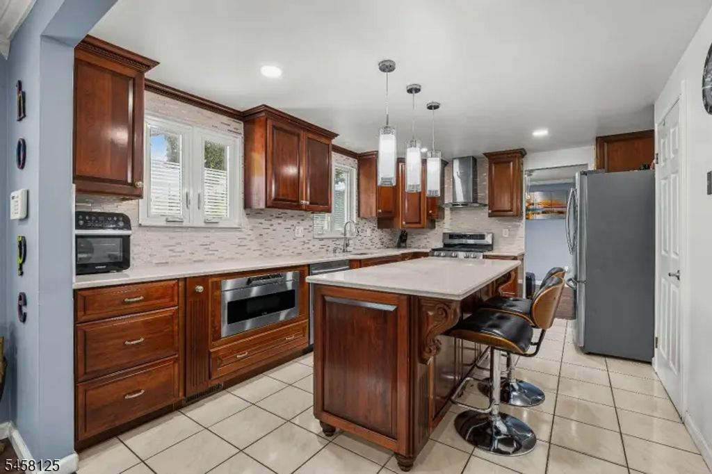 907 Mer-edin Burg Rd, Hamilton Twp.