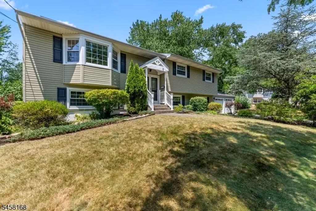 5 Yale Ct, East Brunswick Twp.