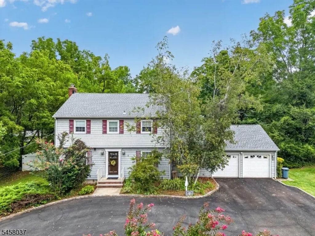 162 W Hobart Gap Rd, Livingston Twp.